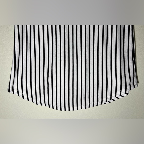 Like NEW: Simplefun Black and White Short Sleeve Zipper Top! Size medium. - Picture 7 of 12